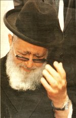 בעלה מרן רבינו הגדול מספיד בבכי.jpg