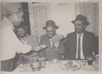 222 מי השמאלי ומי העומד.jpg