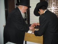 הדלקת נר חנוכה במחיצת הגר''נ טולדנו זצ''ל1.jpg