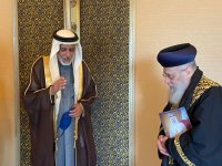 -הראשון-לציון-הגרי-יוסף-במגש-עם-נציג-ממשפחת-המלוכה-בבחריין.jpg