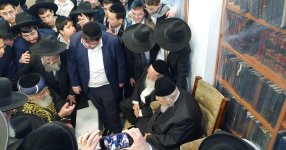 הרב מטעם יצחק יוסף מנחם את מרן ראש הישיבה הגרבמ אזרחי.jpg