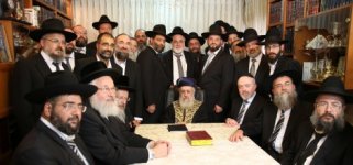 נשיא-בית-הדין-הרבני-הרב-יצחק-יוסף-עם-הדיינים-החדשים-3-ראשי1-470x220.jpg