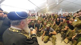 רבינו יצחק אצל החיילים.jpg