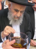 בהדלקת נר בשמן.JPG