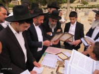 בעליה לציון אביו.JPG