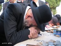 בתפילה חרשית.JPG
