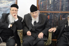 מרן ר ברוך מרדכי בשבעה על הרבנית.png