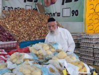 הרב מחפוד בשוק.png