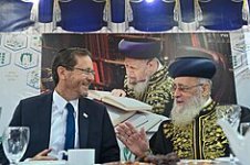 Isaac_Herzog_in_a_sukkah,_October_2022_(KBG_GPO3044).jpg