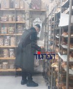 הרב בן ציון מוצפי קונה חלות לשבת.JPG