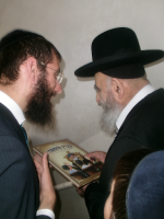 הרב צדקה עם מרן מספר.png