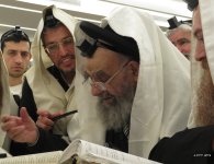 מרן שליטא באמירת ההלל.JPG