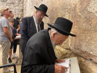 מרן שר התורה בתפילה בכותל המערבי הבוקר יב אלול פב.jpg