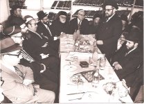 בישיבת קול יעקב - מימין ר' אריה הראל, ר' יצחק זעפראני - נואם, ר' יוסף עדס, _, חכם אברהם רפול, ...jpg
