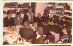 ראשון משמאל, עם מרן שליט'א וחמיו רבי אברהם הררי רפול.gif
