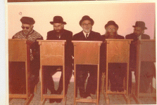 באמצע, בחנוכת ישיבת קול יעקב.gif