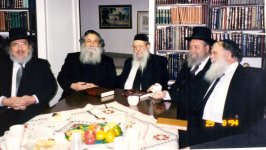 המשגיח הגרא חדש עם אחיו הגרמ הגרנ הגרי וגיסו הגרבמ אזרחי 001.jpg