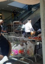 הגאון ר אהרון בוטבול בקניות בקניון רמות.JPG