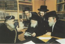 סריקה כ''ק מרן אדמו''ר מזוטשקא  זי''ע מחתים את מרן הראשון לציון הגאון ר' עובדי' יוסף על קול קו...jpg
