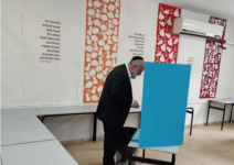 ר' אריה מצביע.png
