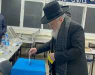 ה_מרן_הראשלצ_הגרי_יוסף_מצביע.JPG