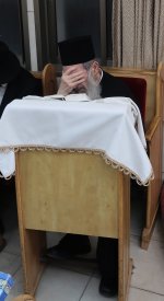 הגה''צ חכם ניסים בן שמעון שליט''א בקריאת שמע בערבית של פורים.JPG