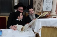 הגה''צ חכם ניסים בן שמעון שליט''א בקריאת המגילה בבית מדרשו .JPG