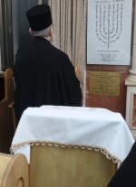 הגה''צ חכם ניסים בן שמעון שליט''א בשמו''ע של ערבית בפורים.JPG