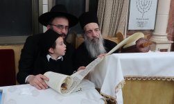 הגה''צ חכם ניסים בן שמעון שליט''א בקריאת המגילה בבית מדרשו ..JPG