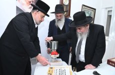 הגרא סלים בטחינת חיטים למצות.jpeg
