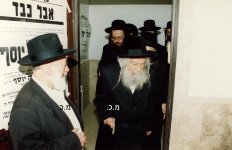 הפני מנחם ביציאה מניחום אבלים.JPG