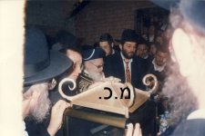 רבי עובדיה בתפילה בציון הפני מנחם ביום היארציט.JPG