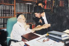 מקבל את הספר אברהם את עיניו פאלאגי.JPG