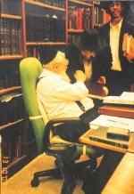 עם רד בן יצחק מגיש דברי מנחם.JPG
