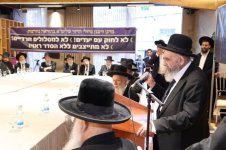 זקן ראשי הישיבות הספרדים שליט''א במשאו המרכזי היום במעמד.jpg