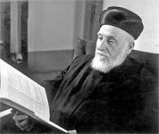 הרב יעקב משה טולדאנו רבה של ת''א עם מצנפת.jpg