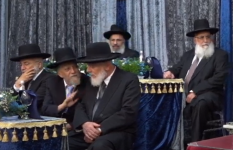 רבנים בשיעור השבועי 2.png