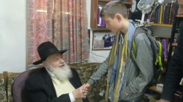  מעמד חיזוק לתלמידי שובו ממבשרת והכולל של כנסת ישראל ביקש הרב אורי זוהר ברכה מאחד התלמידים, בר...jpg