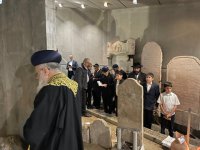  לציון הגאון רבי יצחק יוסף, השוהה בימים אלו במסע חיזוק באירופה, מעתיר בתפילה יחד עם מניין מיוח...jpg