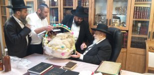 מעמד נדיר של ראשית הגז ומתנות כהונה נערך כעת במעונו של נשיא מועצת חכמי התורה הגרש כהן.jpg
