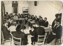 מרן בשיעור בפורת יוסף שנות ה70 לצד רבי חיים ברים.jpg