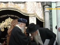 הרב יצחק ברכה מנשק את ידו של מרן שליטא-מוצ''ש אמור אייר פה.PNG