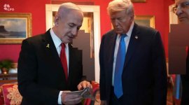 בנימין נתניהו מעניק לטראמפמזוזה בדגם B2 שעשויה משאריות טילים.jpg