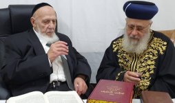 מרן הרשל''צ ר' יצחק יוסף שליט''א וחכם שלום כהן שליט''א.jpg