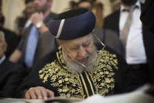 הרב עובדיה יוסף ביופיו(1).jpg