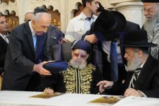 הכתרת-הרב-יצחק-יוסף-לראשון-לציון-בראשות-הרב-עובדיה-יוסף-צילום-שוקי-לרר-32-470x312.jpg