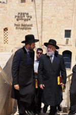 הכתרת-הרב-יצחק-יוסף-לראשון-לציון-בראשות-הרב-עובדיה-יוסף-צילום-שוקי-לרר-137-470x707.jpg