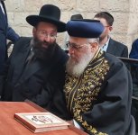 עם הגר''ש רבינוביץ רב הכותל.jpg