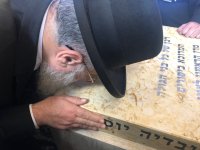 בקבר אביו מרן זצוק''ל.jpg