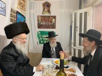 בסוכתו עם הגרב''צ קוק שליט''א והגר''י אפרתי שליט''א.jpg